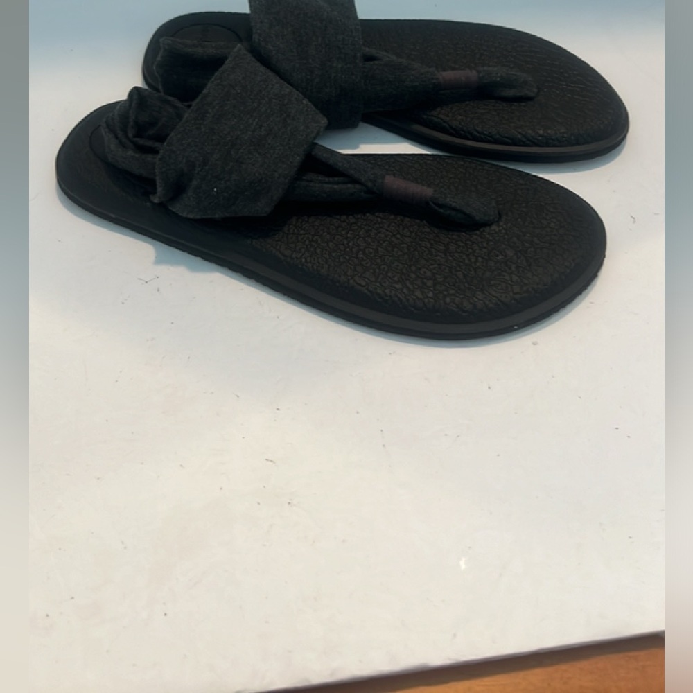 Sanuk - Picture 2 of 3